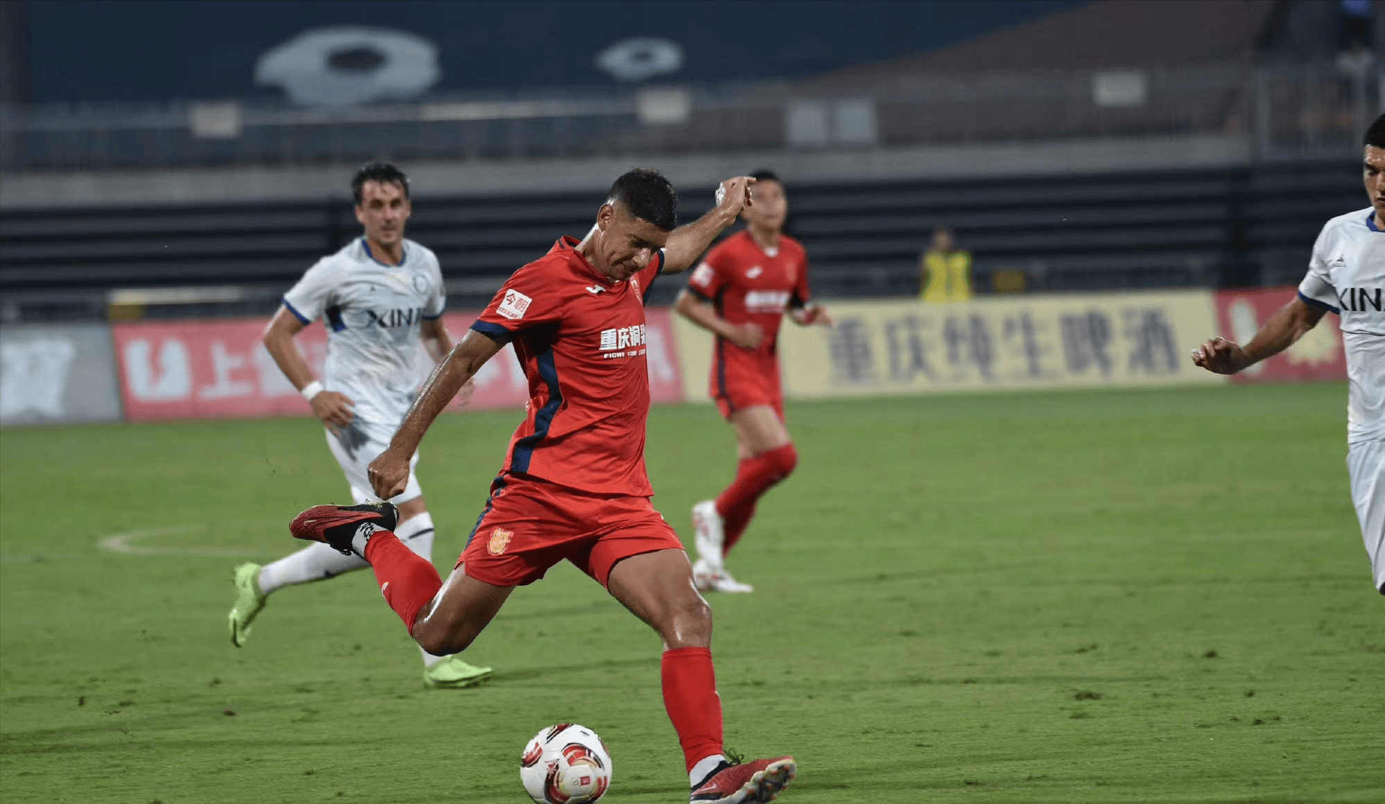 UFC淘汰赛上演强强对话，泰山貔貅队读秒扳平泰山灰熊队，团队配合流畅；目标直指冠军的简单介绍