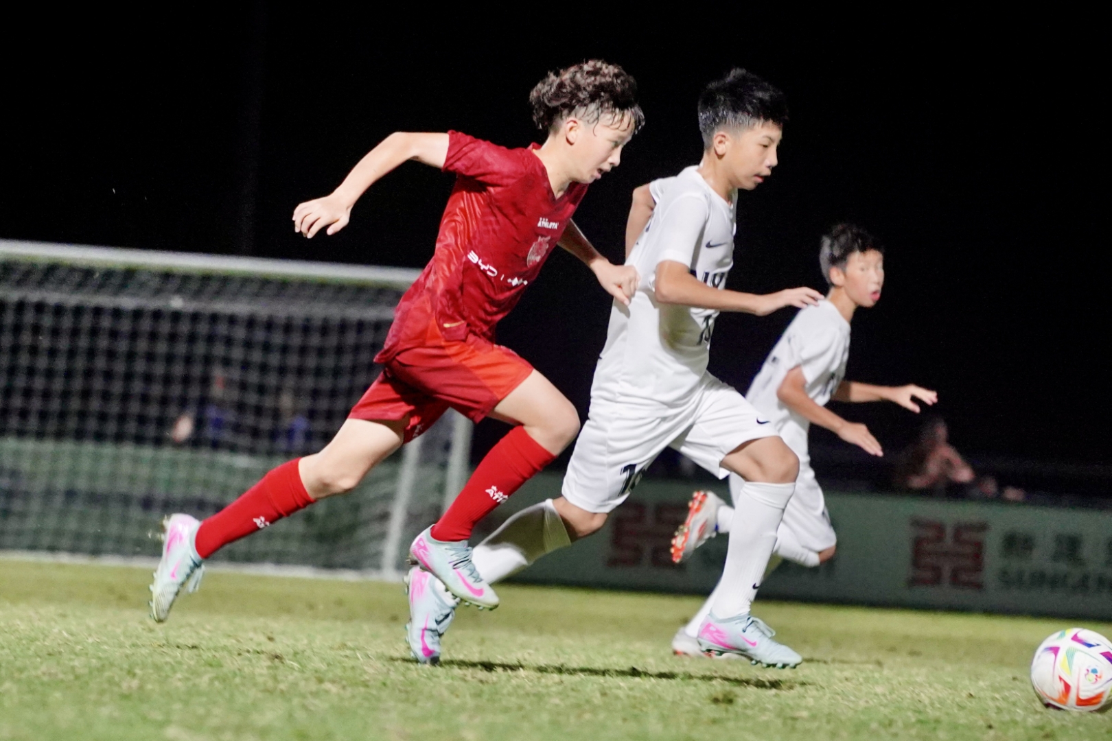 九游-足球淘汰赛上演强强对话，渝州貔貅队读秒扳平祁连灰熊队，团队配合流畅；禁区内连续解围的简单介绍